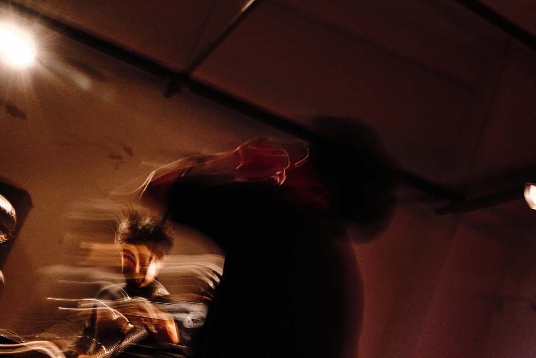 ［作品名］ Live at ［会場］（［アーティスト］, 2025）