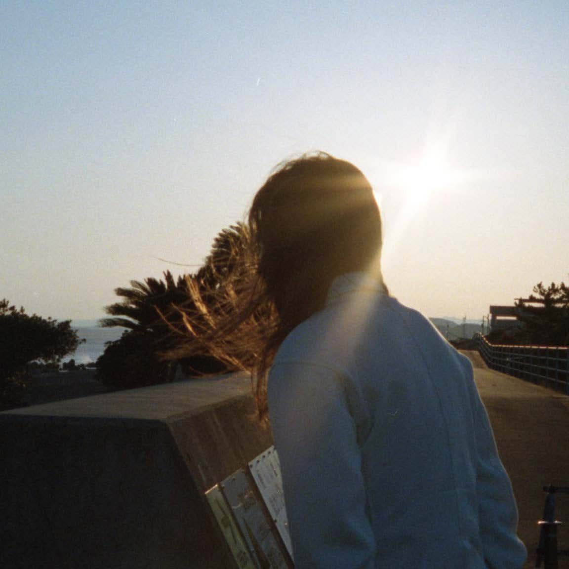 夕日の逆光の中の人物