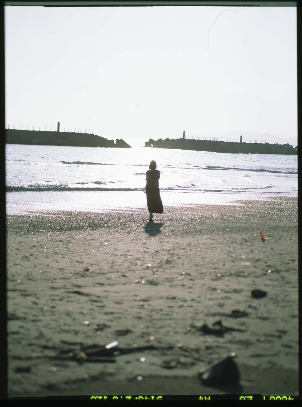 フィルムの縁が写った浜辺の写真