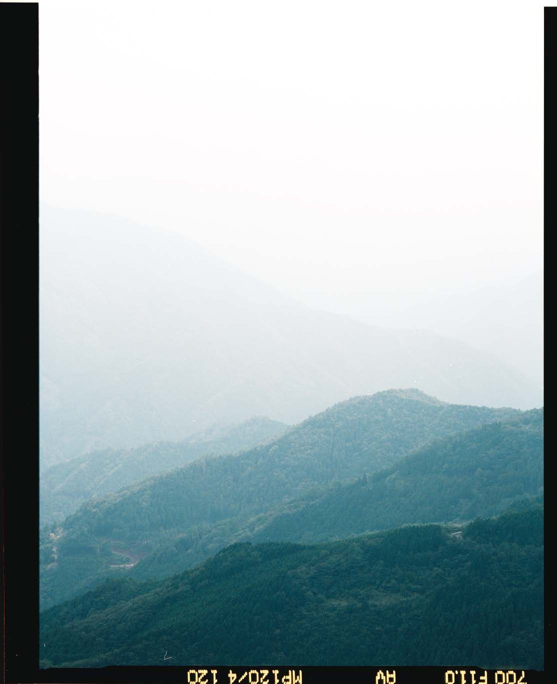 霧のかかる山並み